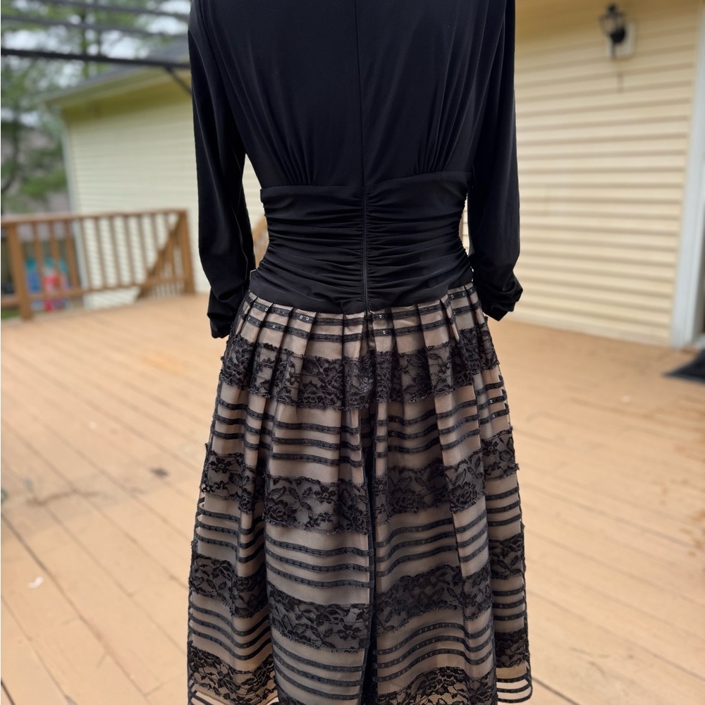 Eliza J Black Cream 3/4Sleeve Lace VNeck Cocktail Event Dress size 10 NWTS - Picture 7 of 16